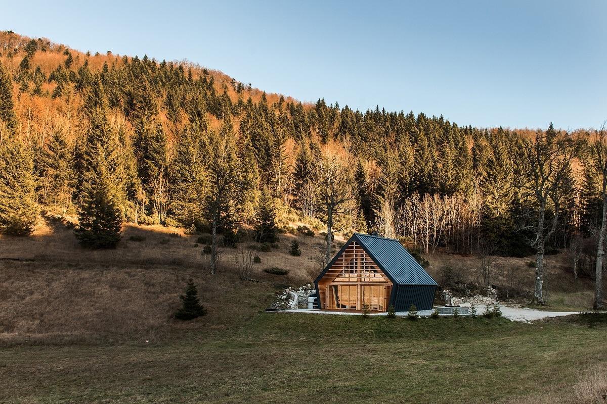 Idilična lesena hiša na gozdnem obronku