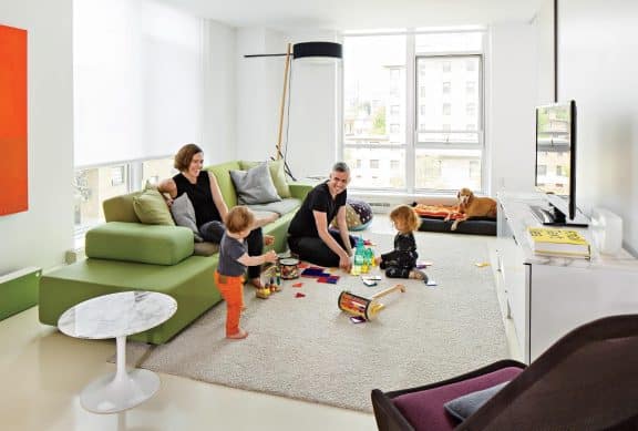 Devet nasvetov za opremo dnevne sobe za družino z majhnimi otroki