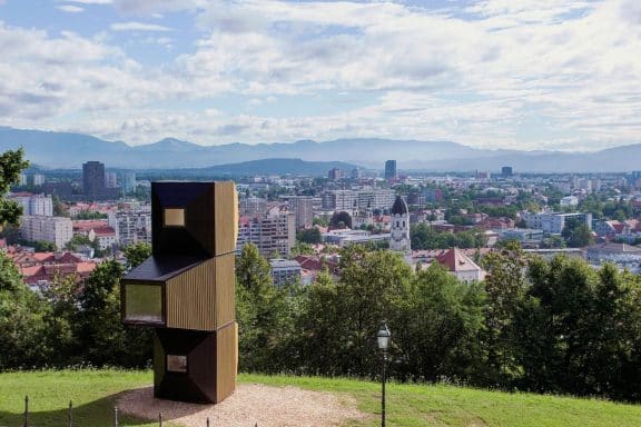 Lesena skulptura na ljubljanskem Grajskem griču je študija o minimalnem bivanju