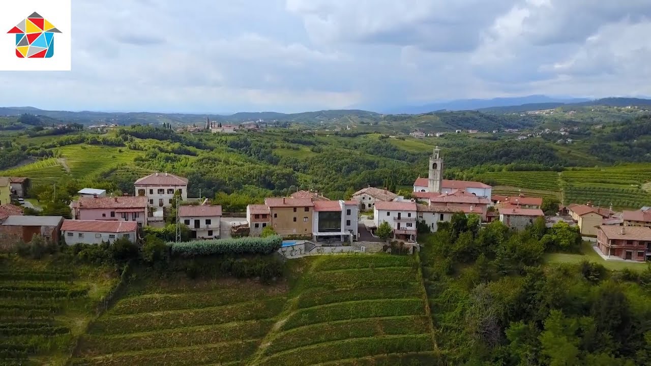 Briška vila, ki v nedrju skriva vodnjak