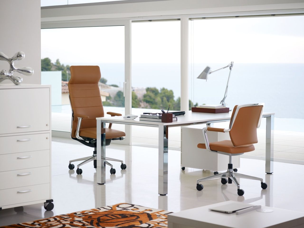 30 modernih pisarniških stolov: aktivno sedenje naj bo glavni cilj
