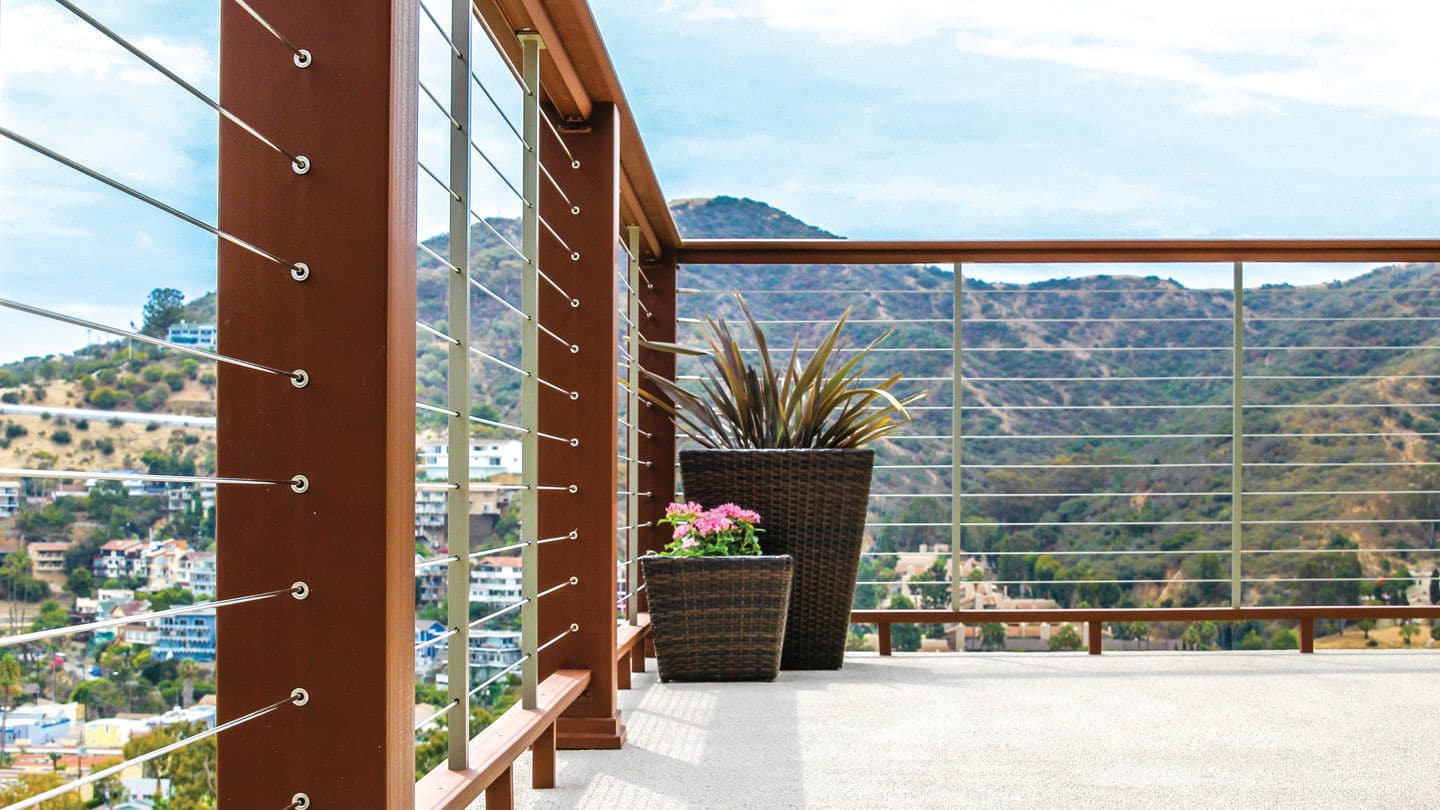 Lesena, jeklena ali morda steklena? Izberite pravo ograjo za vaš balkon!