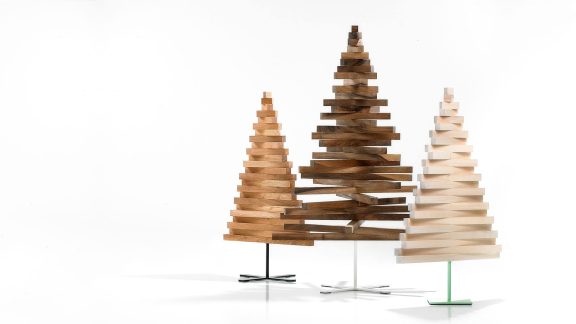 Yelka: trajnostno, igrivo in minimalistično praznično drevo slovenskih oblikovalcev