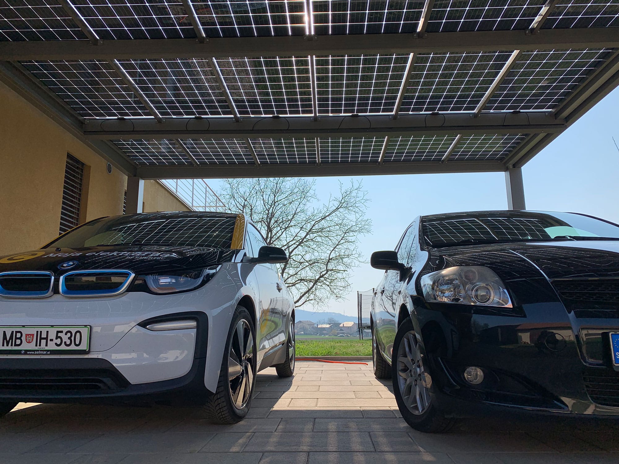 Solarni nadstrešek je smotrna naložba – objavljamo okvirni stroškovnik: Lastna elektrika za gospodinjstvo in avto