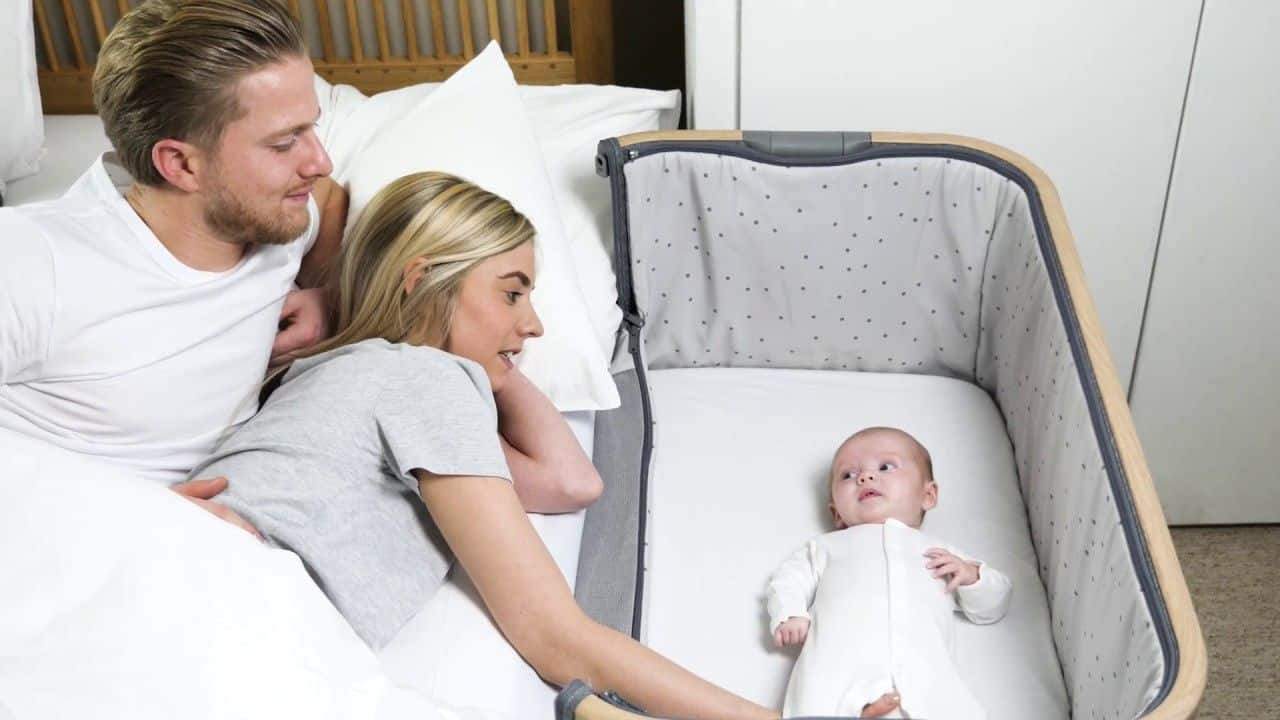Zibke, pripete k postelji: staršem olajšajo nočno nego dojenčka