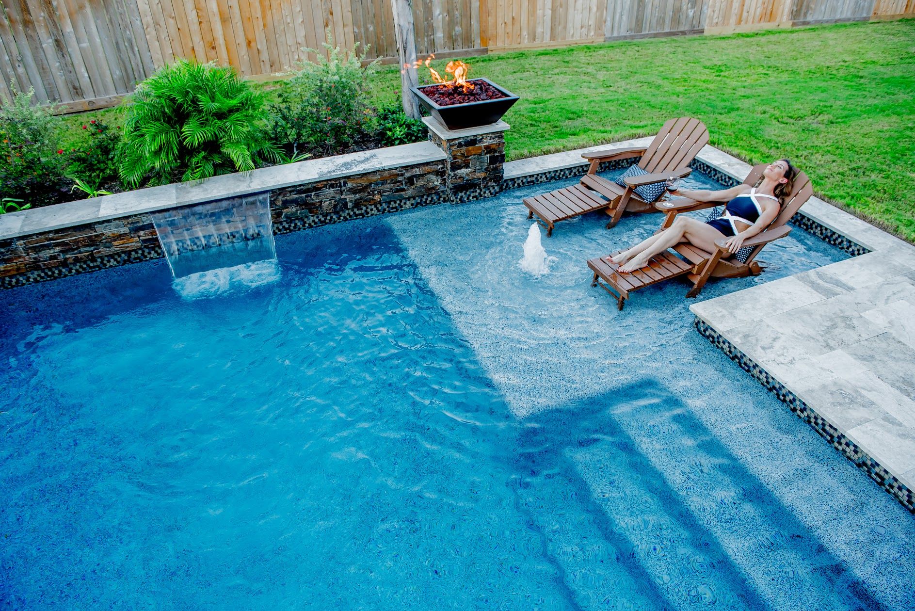 Bazenska stopnica za sončenje: Pri načrtovanju zunanjega bazena ne pozabite na plitvino