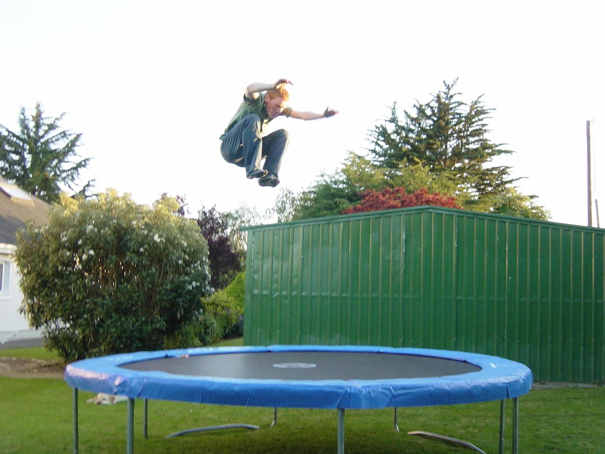 Lahko je gugalnica ali kokošnjak: Odslužen trampolin je poslastica za domače mojstre