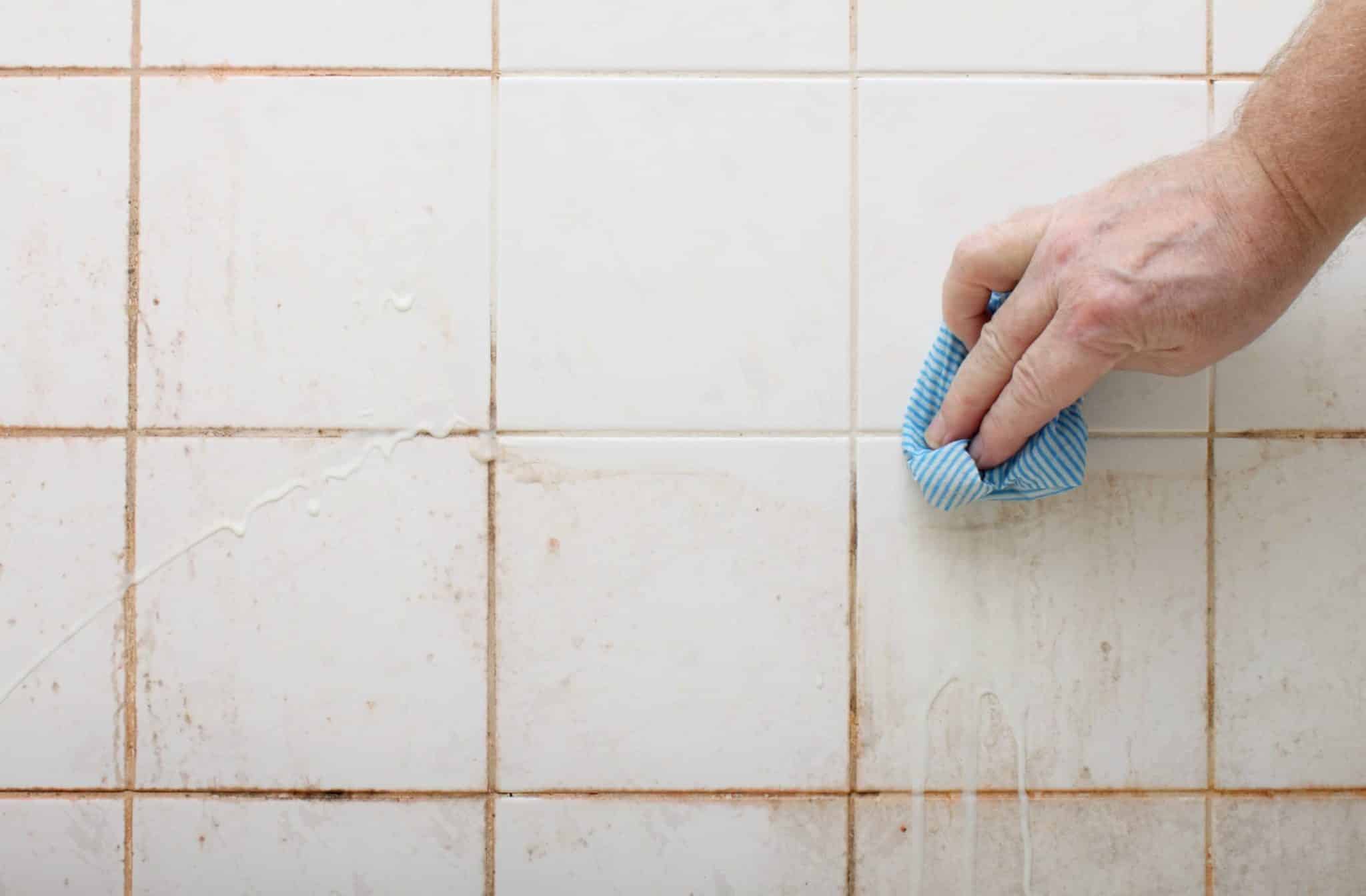 Kako učinkovito očistiti fuge v kopalnici?