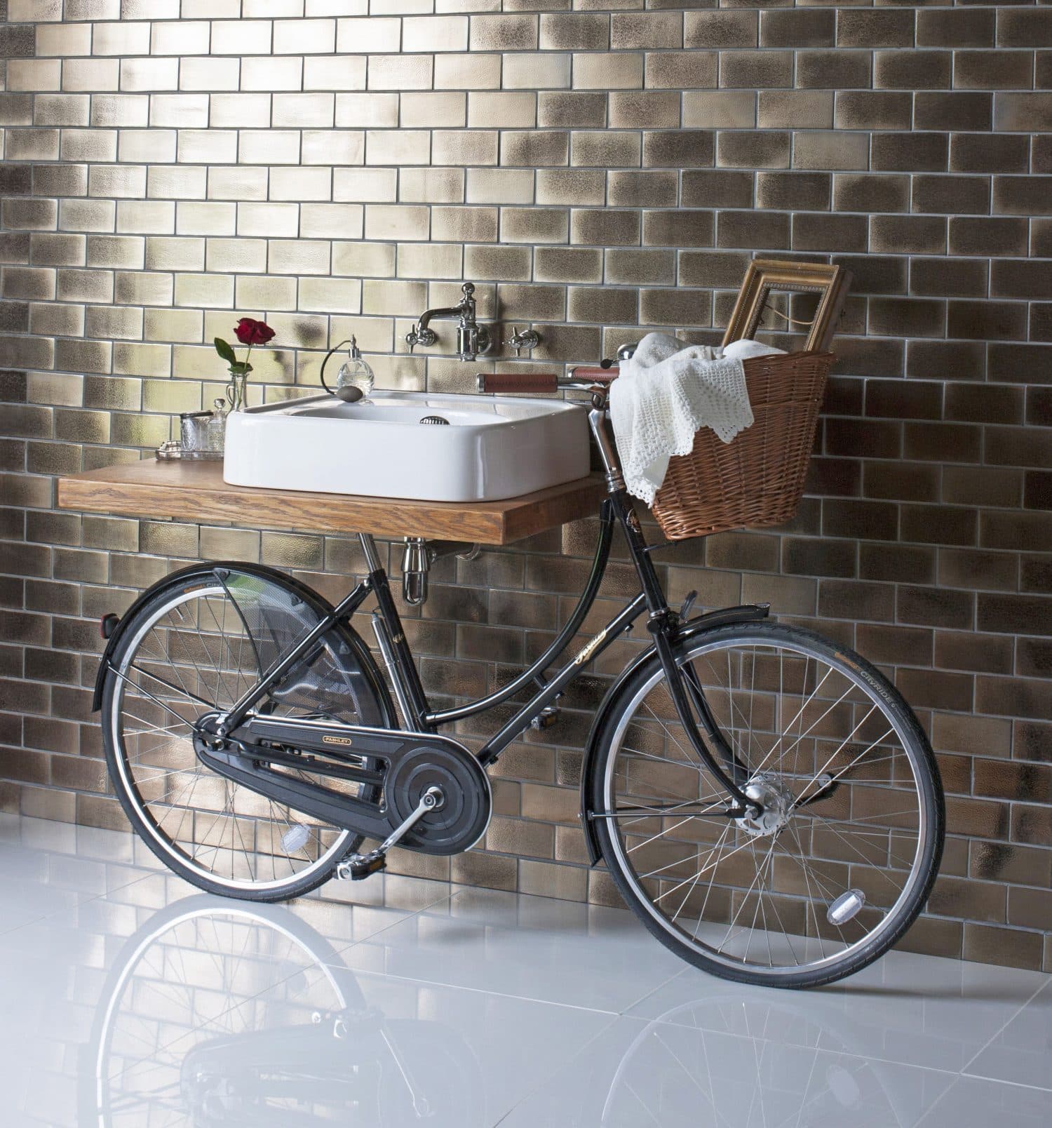 Uporabno in dekorativno: staro kolo naj ne gre od hiše!