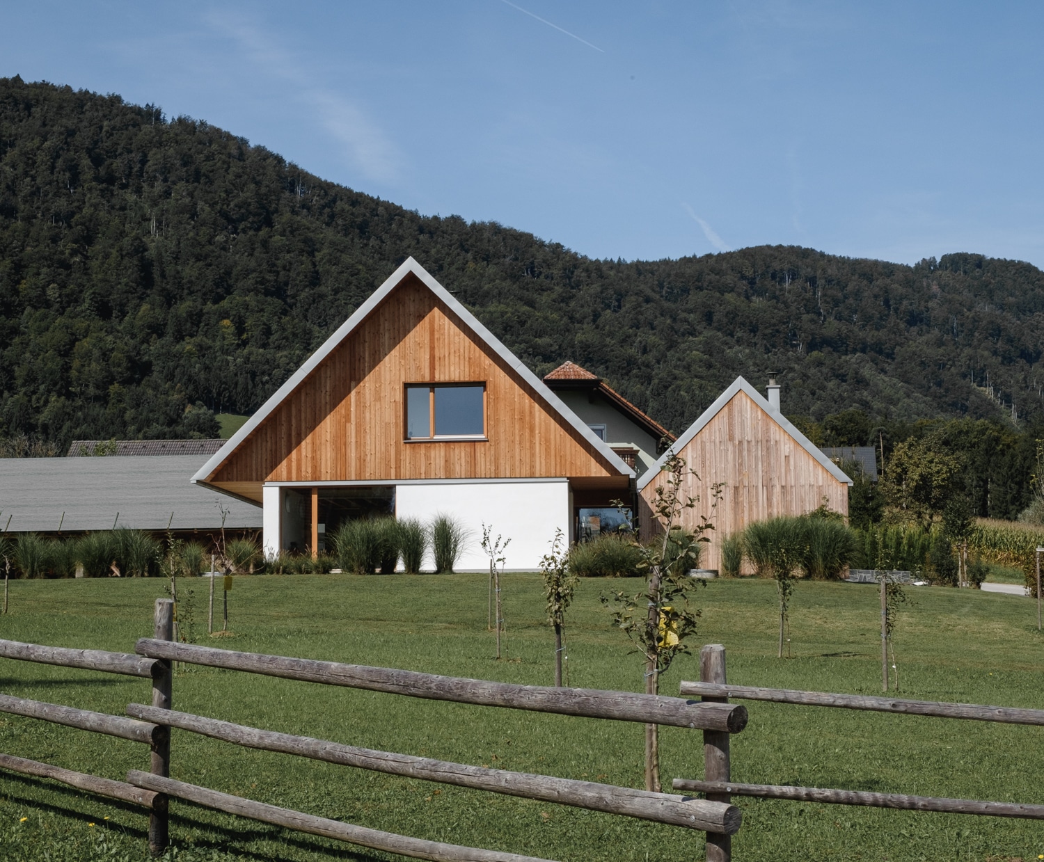 Zasidrana v tradiciji: enodružinska hiša nad dolino