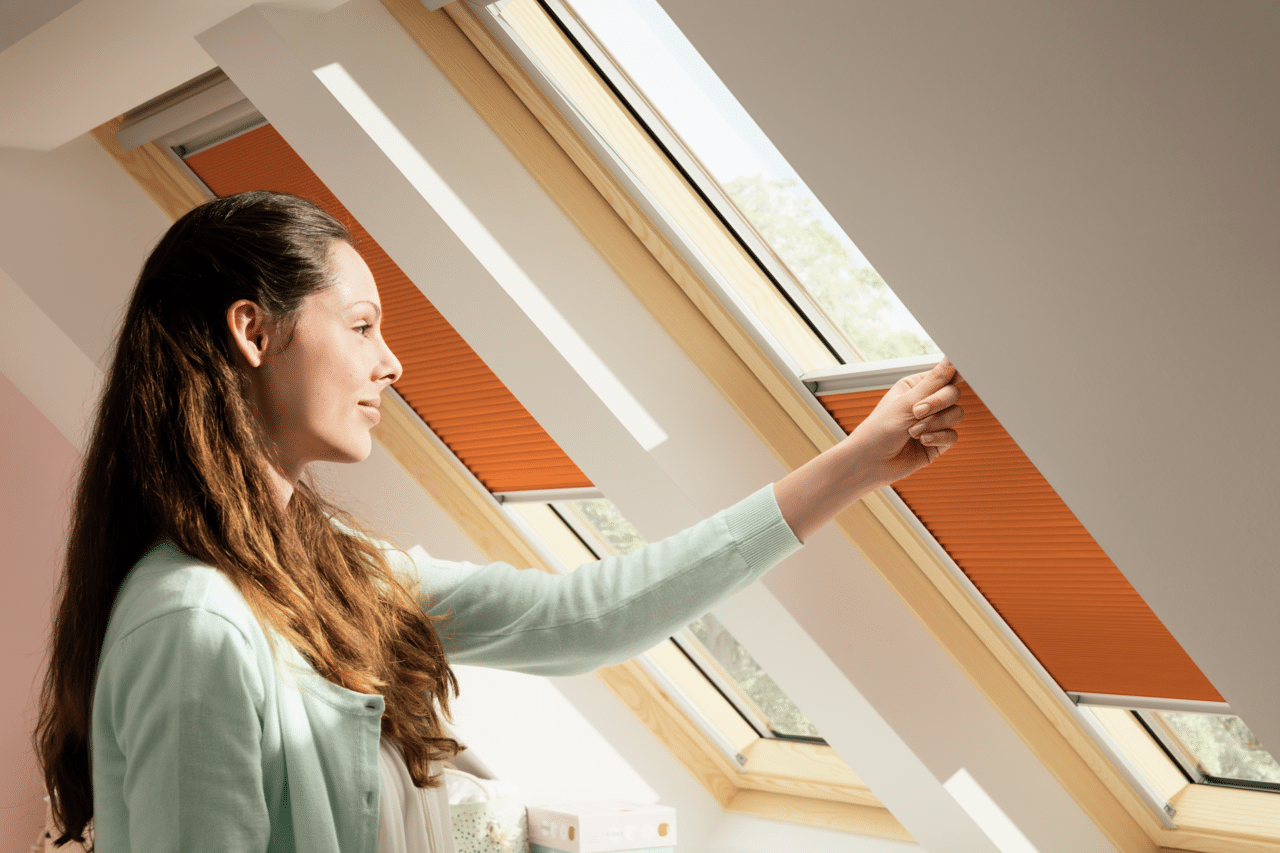 Z zunanje ali notranje strani: senčenje strešnih oken