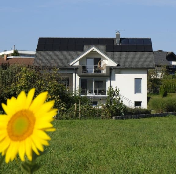 Hiša, ki sama prideluje elektriko: “Odločitev za sončno elektrarno je prava!”