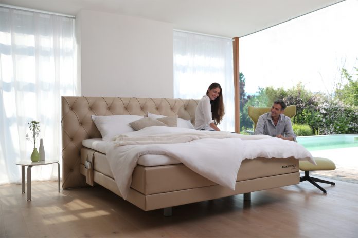 Slovenska BoxSpring postelja predstavlja najnovejši trend postelje na ključ, ki z edinstvenim oblazinjenim dizajnom, nadstandardno višino ter spalnim udobjem glede na posameznikove potrebe in želje prestavlja mejnik v spalni industriji na nov, višji nivo. Slovenska BoxSpring postelja predstavlja najnovejši trend postelje na ključ, ki z edinstvenim oblazinjenim dizajnom, nadstandardno višino ter spalnim udobjem glede na posameznikove potrebe in želje prestavlja mejnik v spalni industriji na nov, višji nivo.