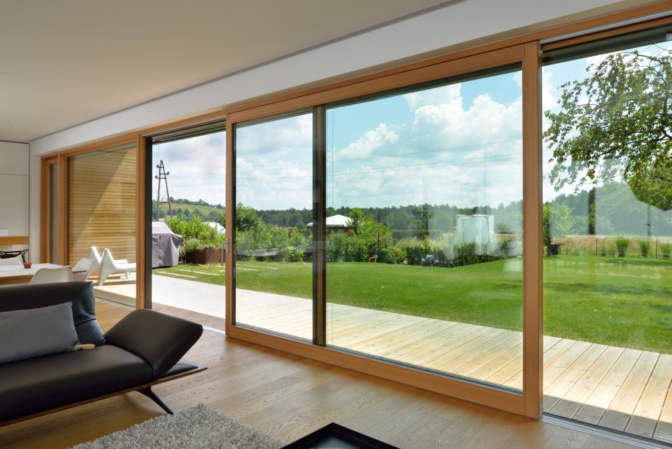 Trajnostno stavbno pohištvo: lesena okna in vrata za zdravo bivanje