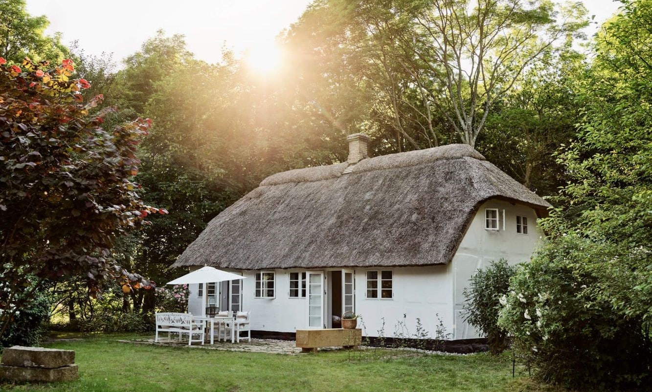 Pobeg na podeželje: kmečka hiša s slamnato streho