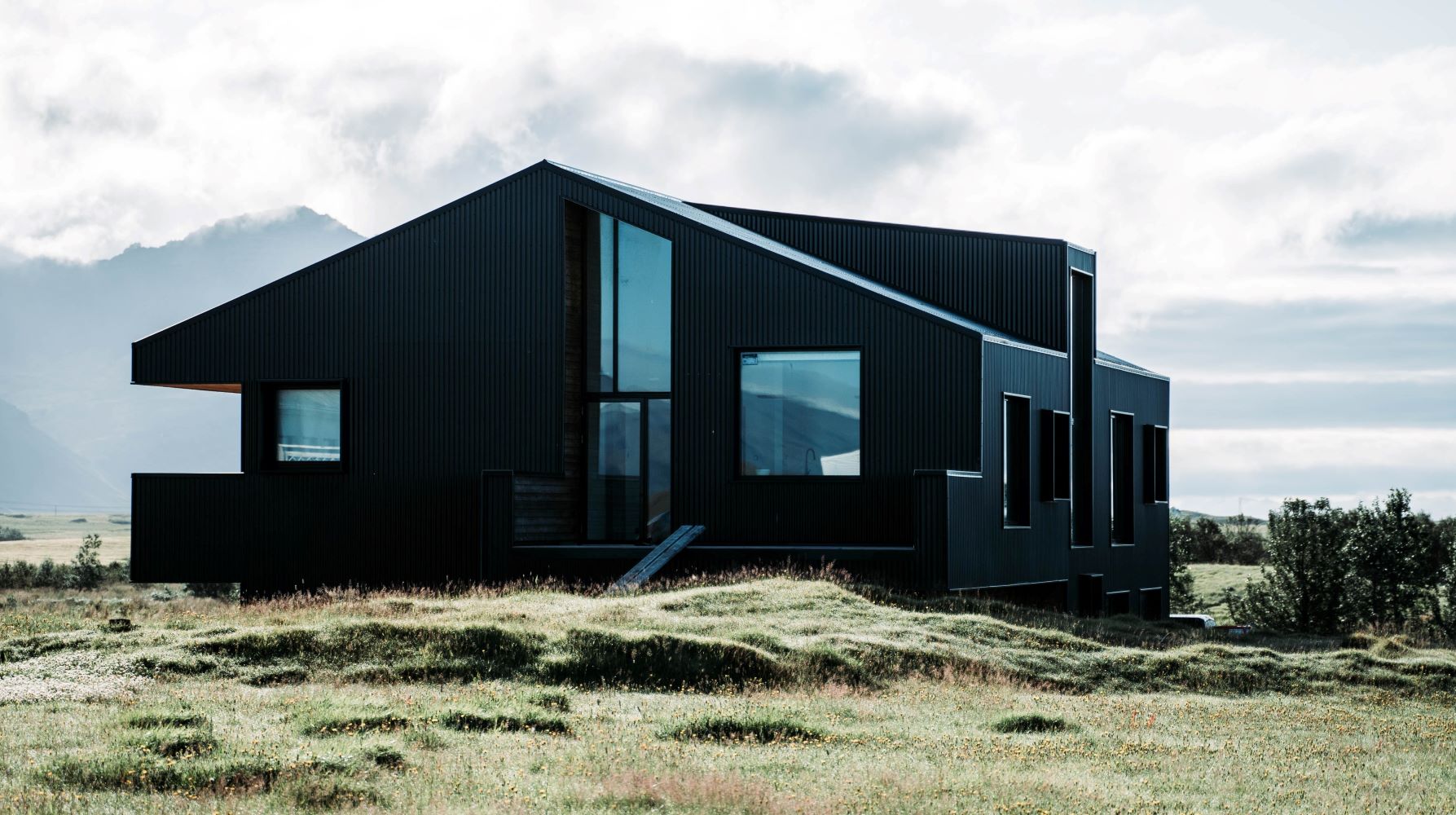 Črna fasada: arhitekturni trend, ki sproža različne odzive