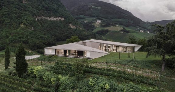 Sodoben družinski dom, ki bdi nad vinogradi