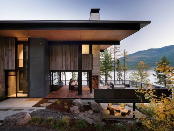 Dih jemajoča počitniška hišica ob jezeru