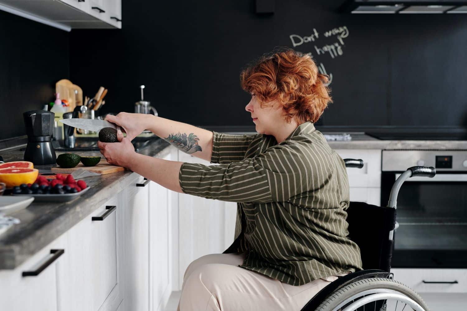 Vse na dosegu z invalidskim vozičkom: kako načrtovati kuhinjo za gibalno ovirane?
