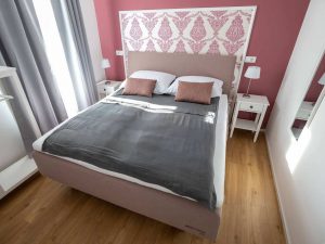 boxspring-postelja-nadstandardna-visina