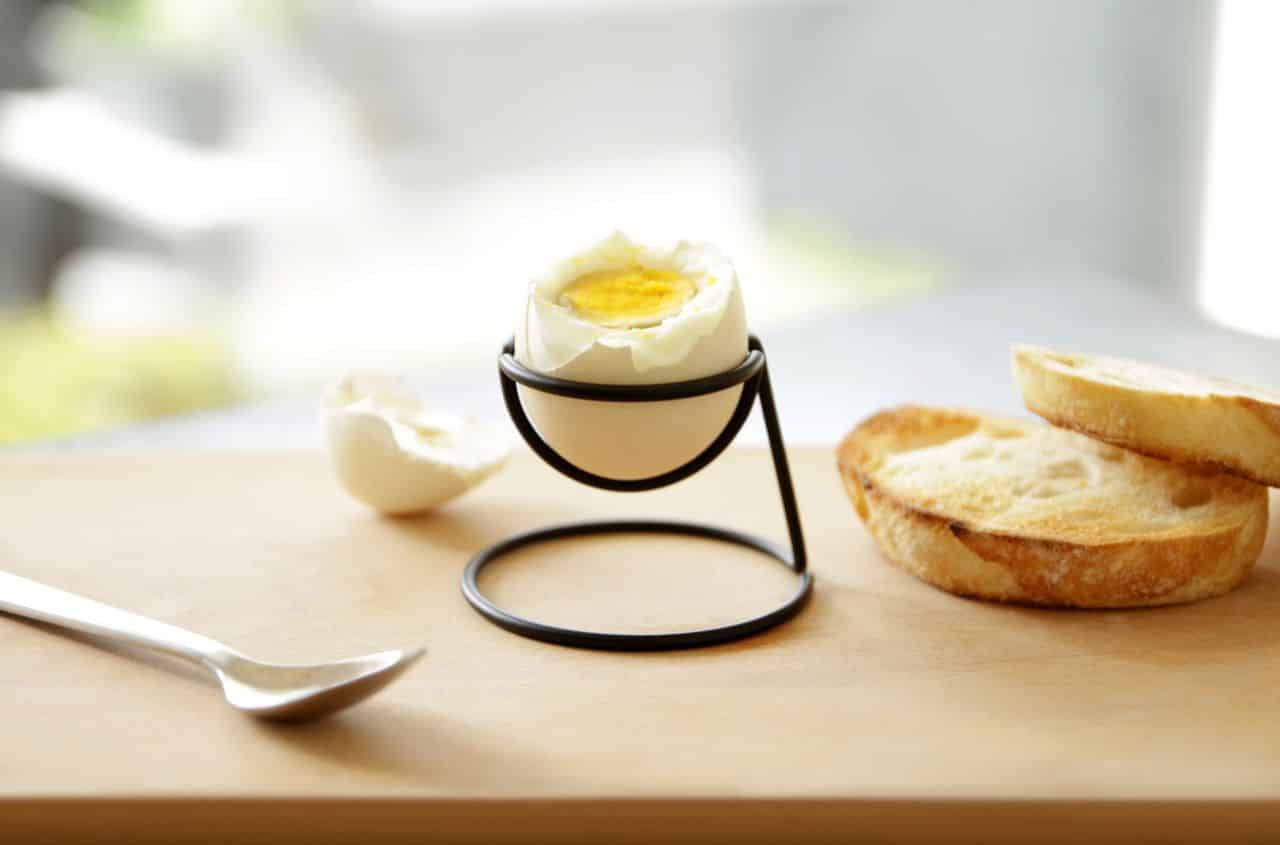 Zajtrk kot se šika: dizajnerski podstavki za jajca