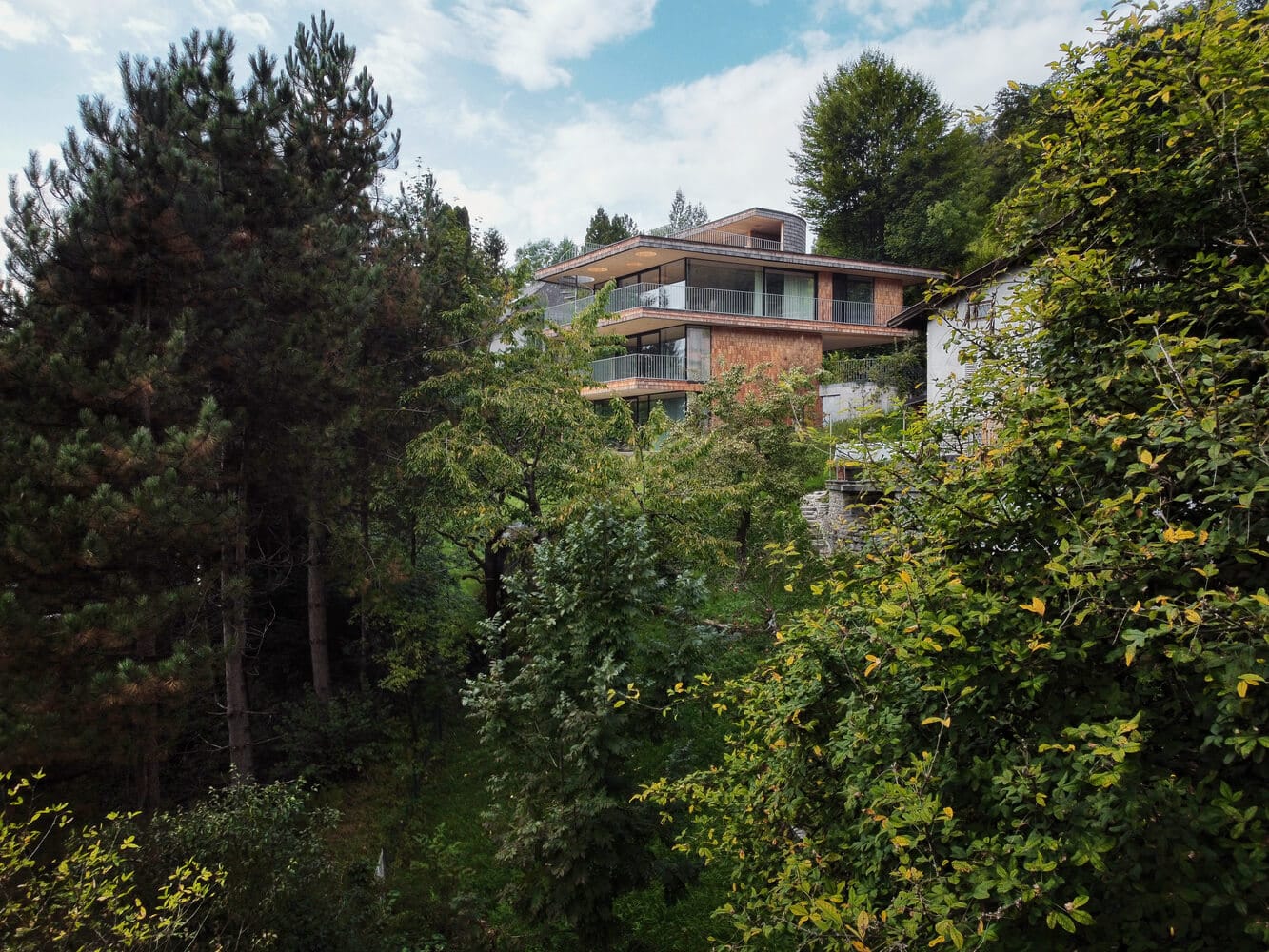 Lesena hiša nad drevesnimi krošnjami nedaleč od Salzburga
