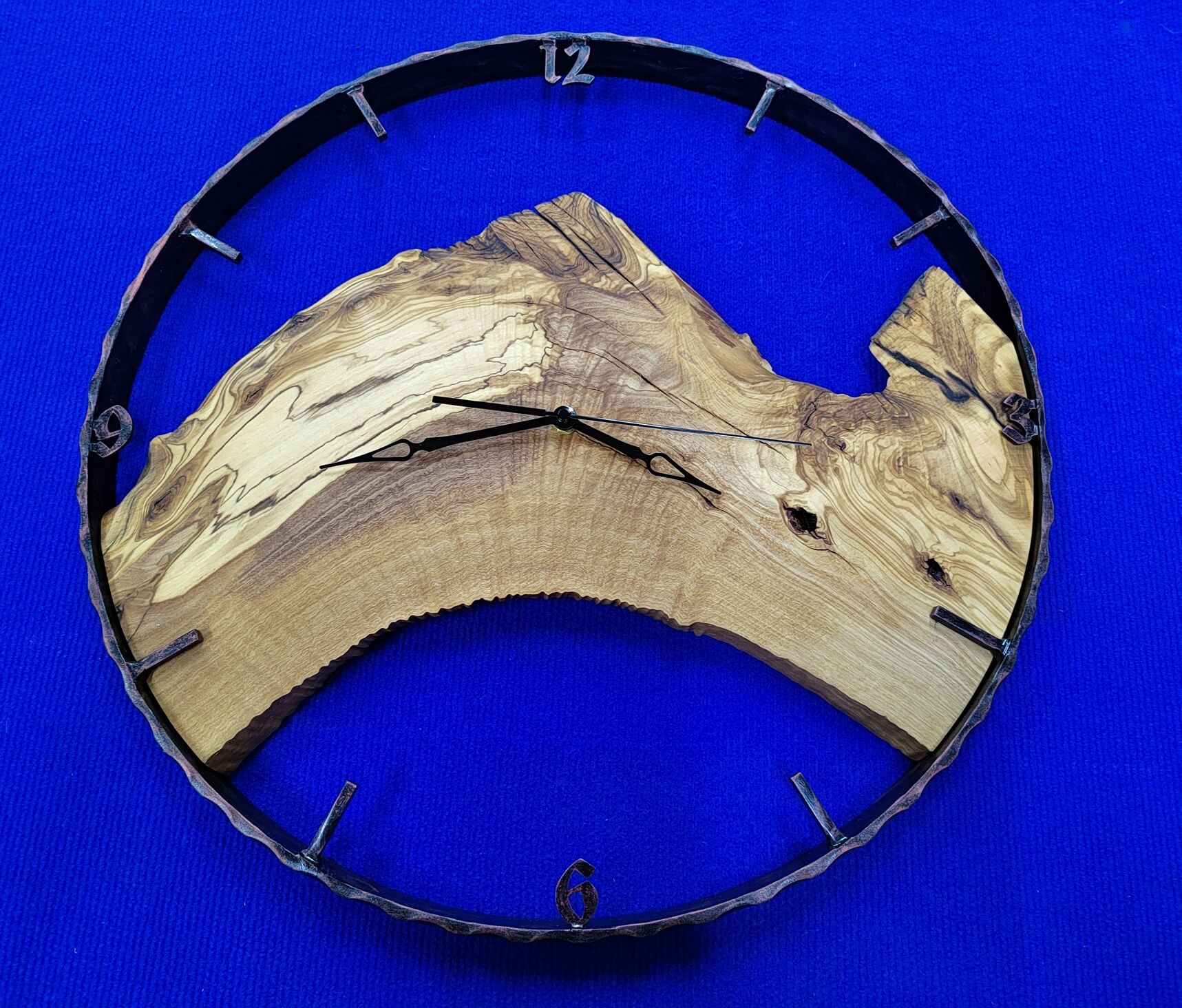 Wood-metal art: simfonija lesa in kovine, ki odmerja čas