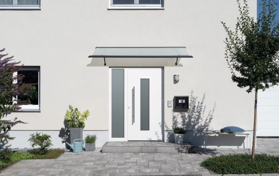 Vhodna vrata za eno- ali večstanovanjske objekte: naj bodo robustna, funkcionalna in estetska