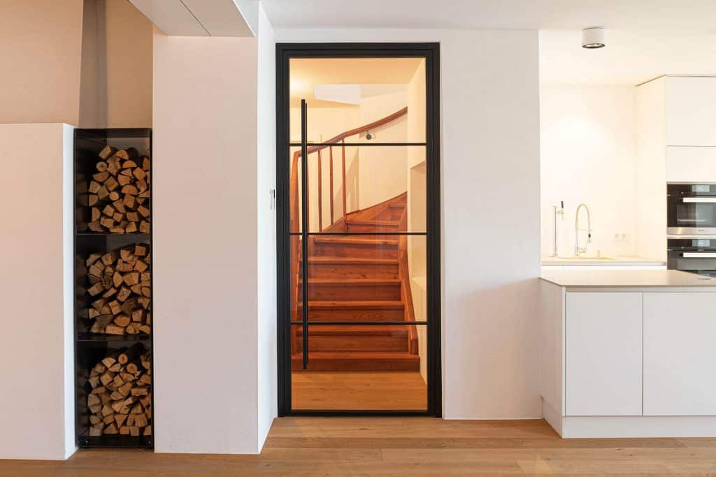 Loft vrata: kombinacija stekla in jekla za elegantne in svetle prostore