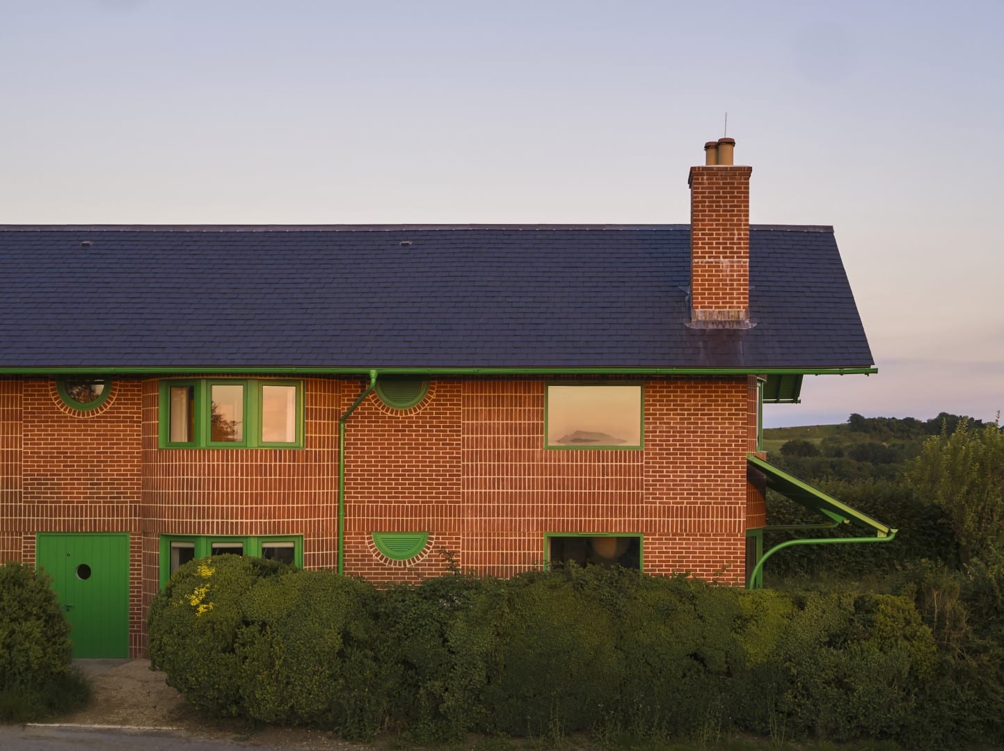 Nagrajena arhitektura: rdeča hiša na idiličnem podeželju