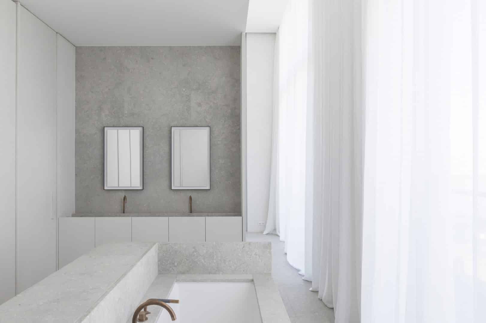 Bolj minimalistično ne gre: penthouse v sivo-belih tonih