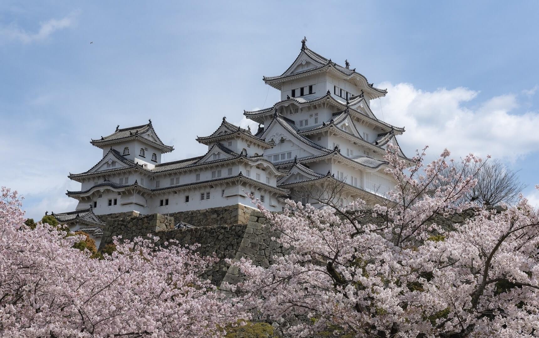 Vila v japonskem slogu: zunaj markantna, znotraj minimalistična