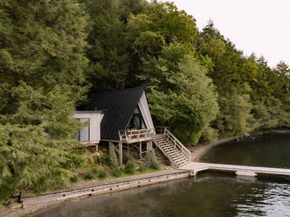 Prenovljeni počitniški dom nad gladino jezera