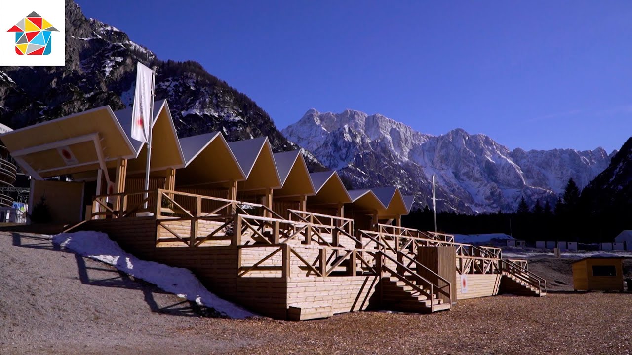 Leseni paviljon, ki se spogleduje s planiško velikanko