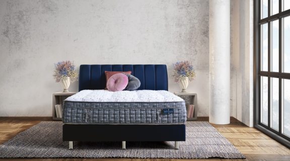 Udobno in sproščeno: naravni materiali poskrbijo za prijetno ozračje v spalnici
