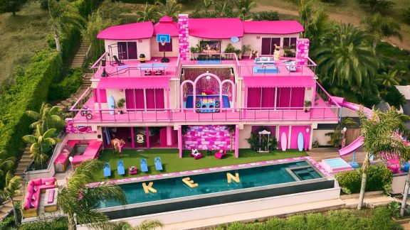 Hiša za punčke v naravni velikosti: domovanje Barbie in Kena v Malibuju