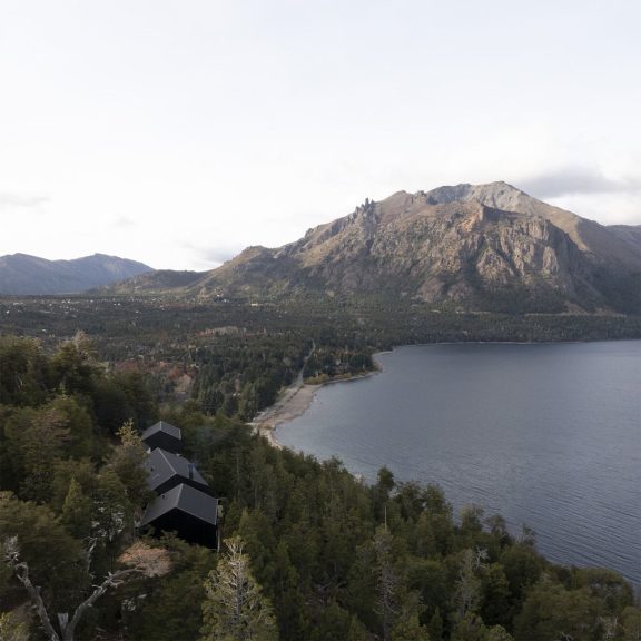 Pravljična »vila« ob jezeru, ki korenine išče v inkovski kulturi