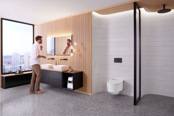Arhitekt svetuje: črna kopalnica naredi močan vtis