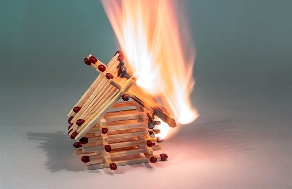 Požar in lesene hiše: »Les je lahek material, ki v primeru požara ne izgublja svoje nosilnosti«