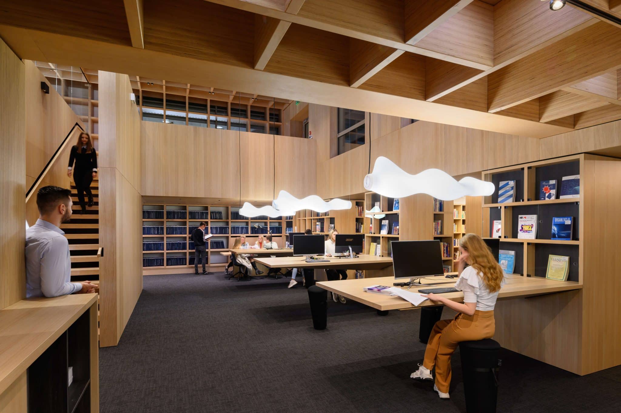Knjižnica kot gnezdo, ki navdušuje z obiljem lesa