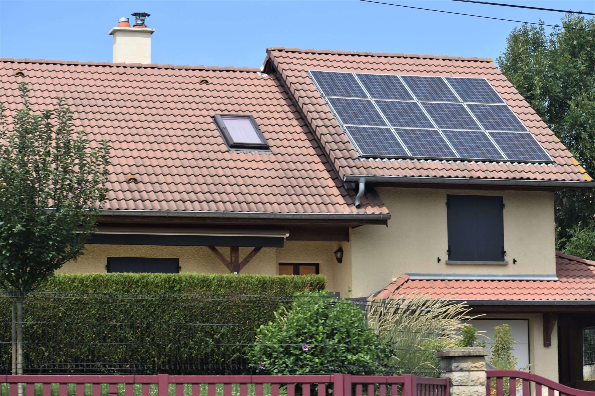 Kako zmanjšati tveganje požara na strehi s sončno elektrarno?