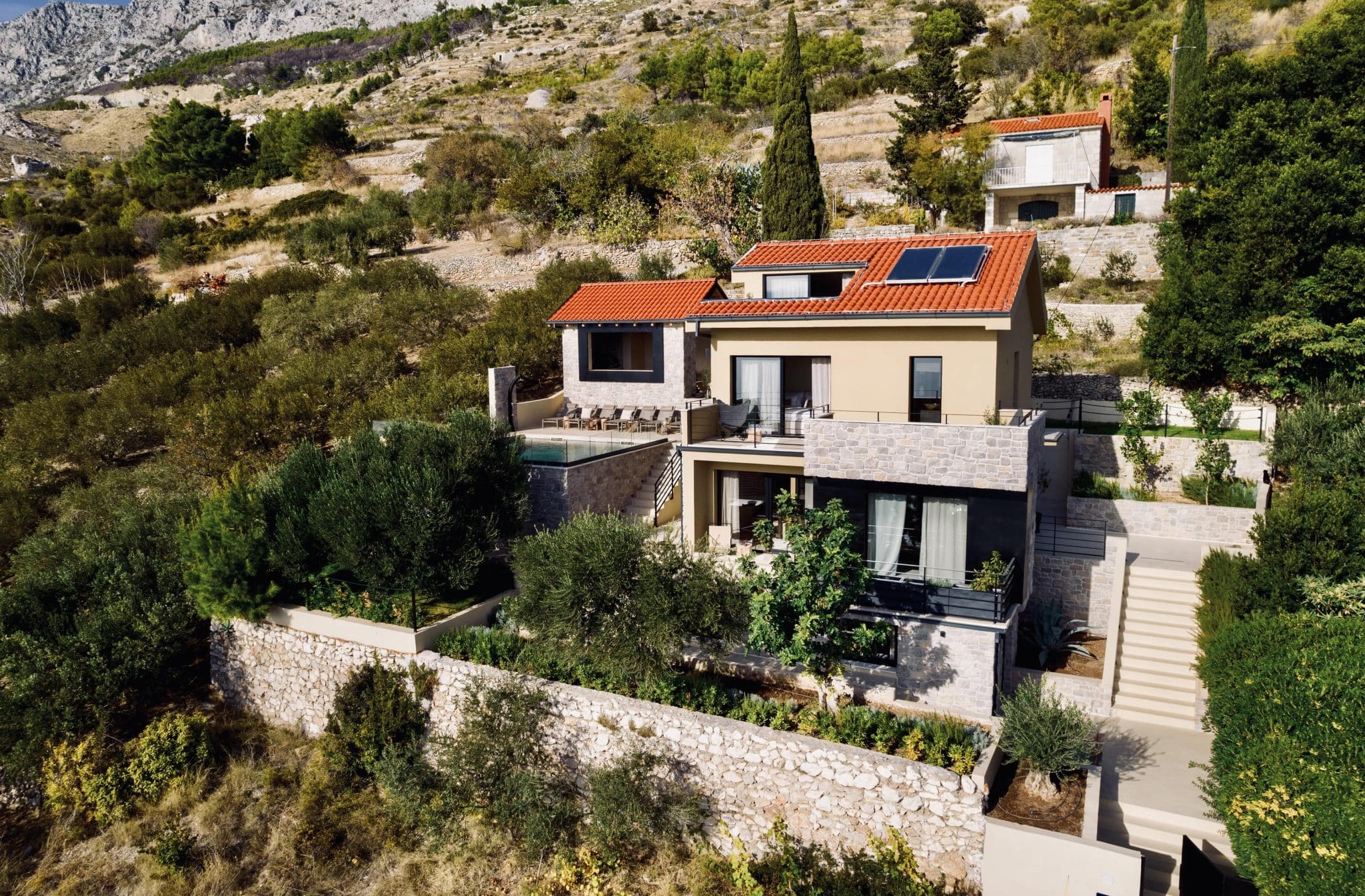 Elegantna vila na dalmatinski obali, ki uteleša lepoto Jadrana