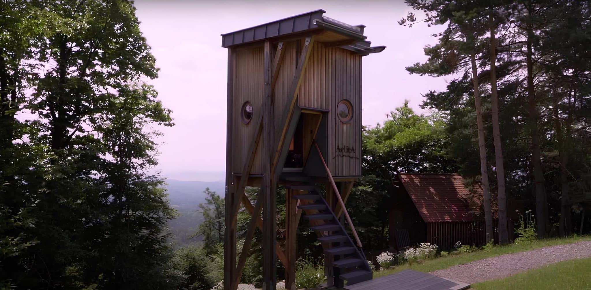 Hiša Drevo: lovska opazovalnica, ki kipi od izvirnih rešitev