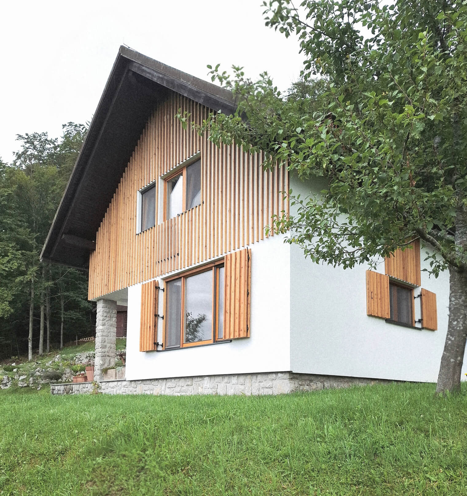 Počitniška hiška nad Vipavsko dolino: preplet sodobnosti in nostalgije