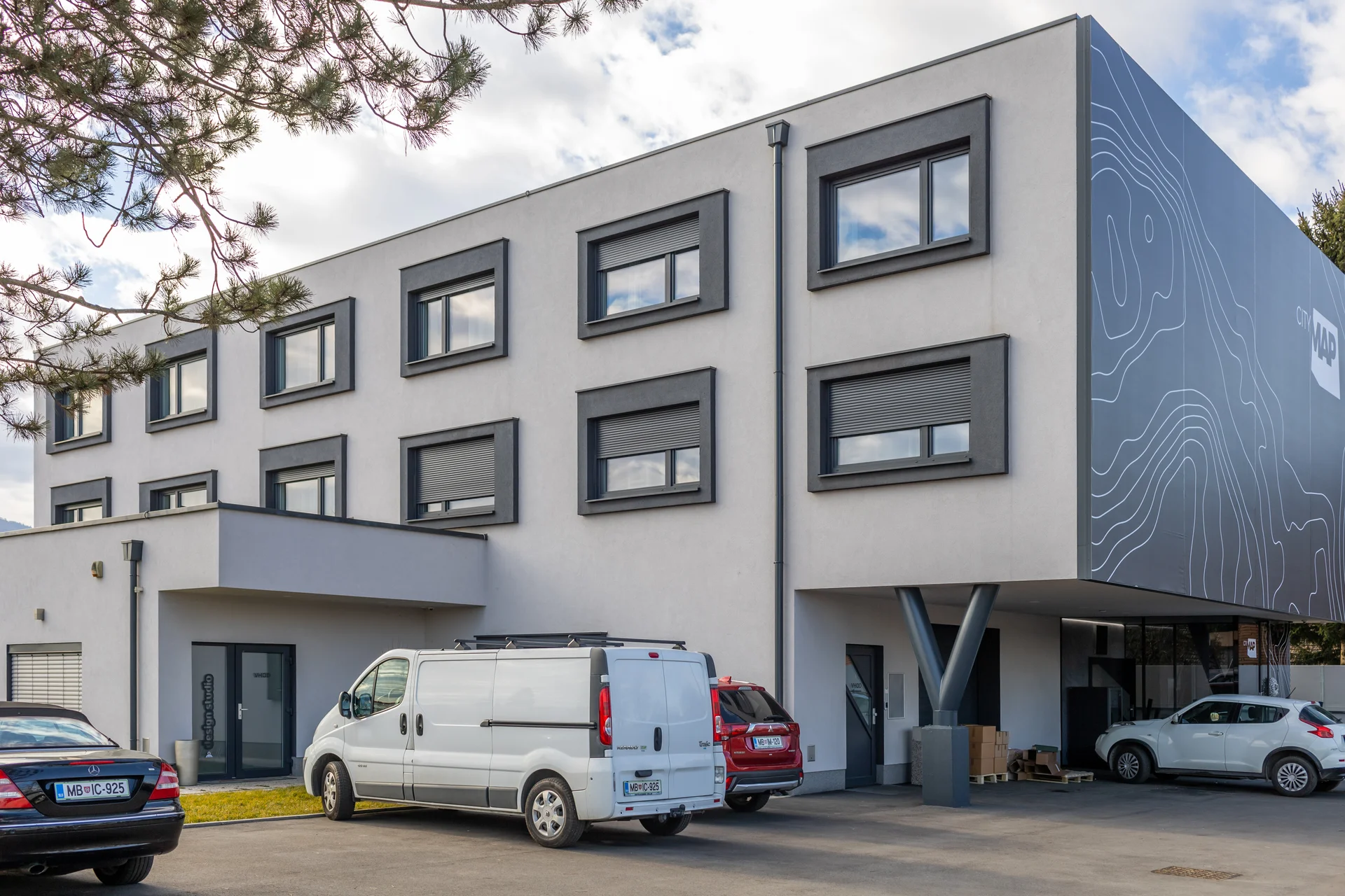 Butični hotel z izvirnim interjerjem in modernimi okni