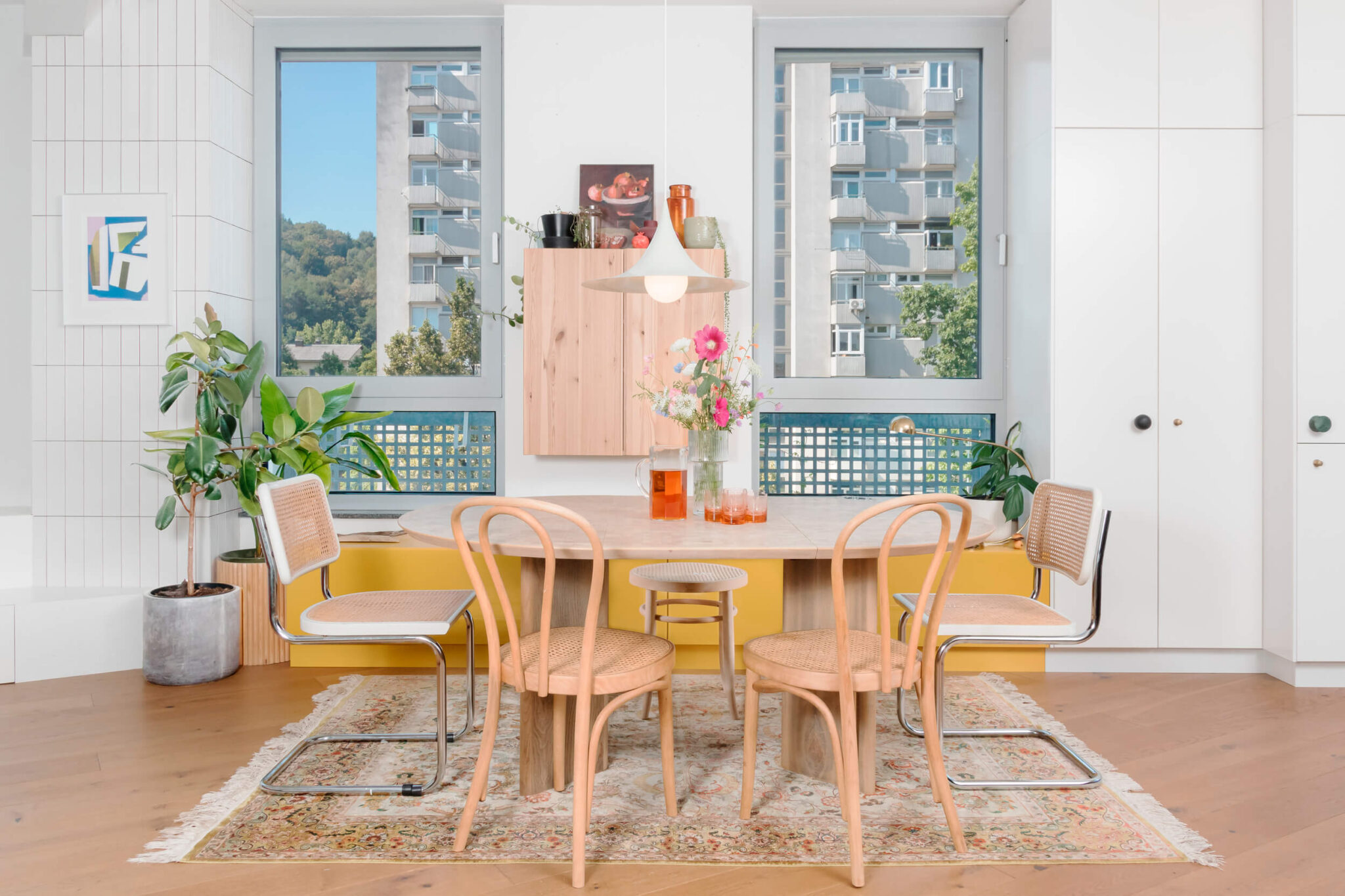 Barvito stanovanje v Šiški: zgodba trajnosti in osebnih predmetov