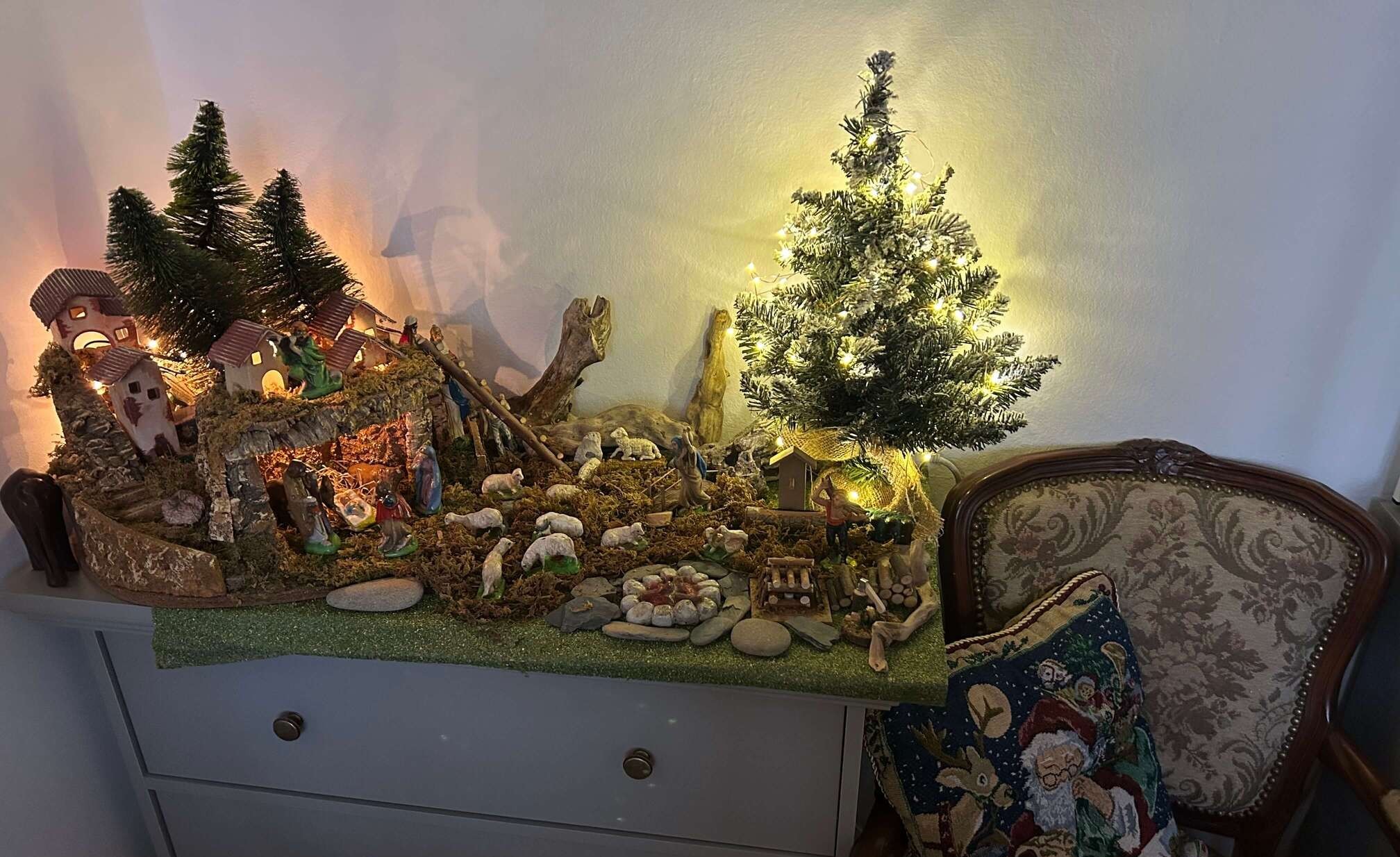 Praznični dom Katarine Kranjc: pravljica v rdeče-belih tonih