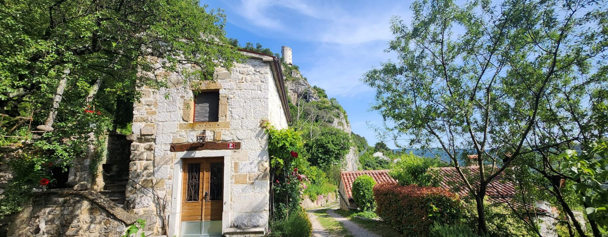 Kamniti hiški pod strmo steno