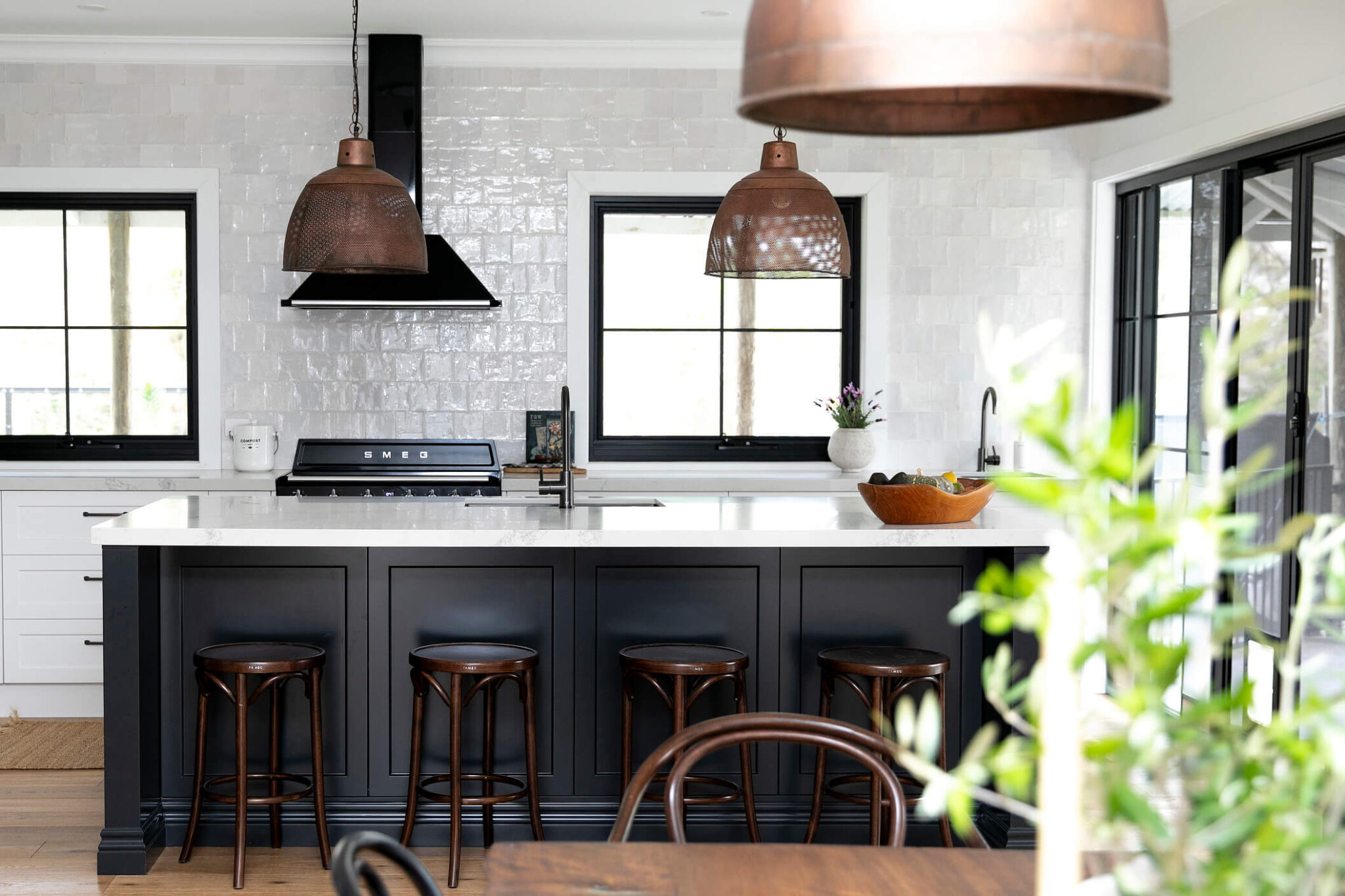 Dom, ki pomirja: kako ustvariti prostor za sprostitev?