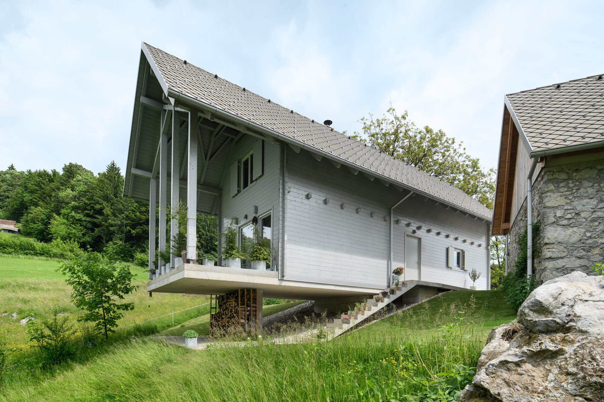 Hiša Imenje: kompozicija volumnov po zgledu starih domačij